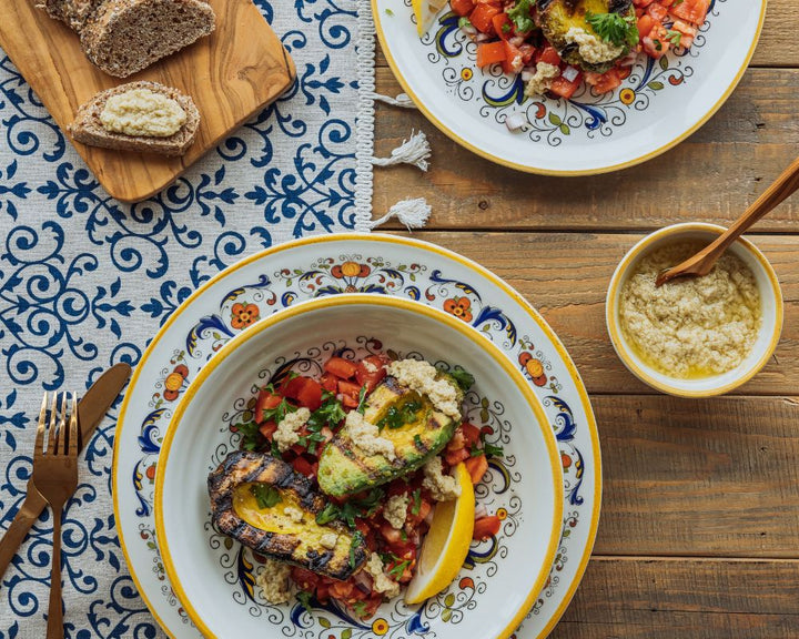 Gegrillte Avocado mit Tomatensalsa